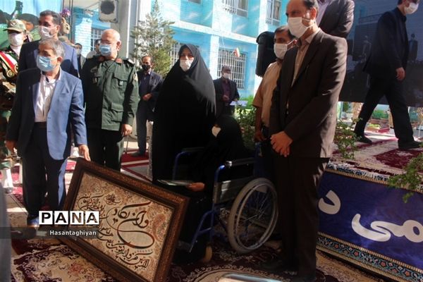 نواختن زنگ چهلمین سالگرد دفاع مقدس در استان اصفهان