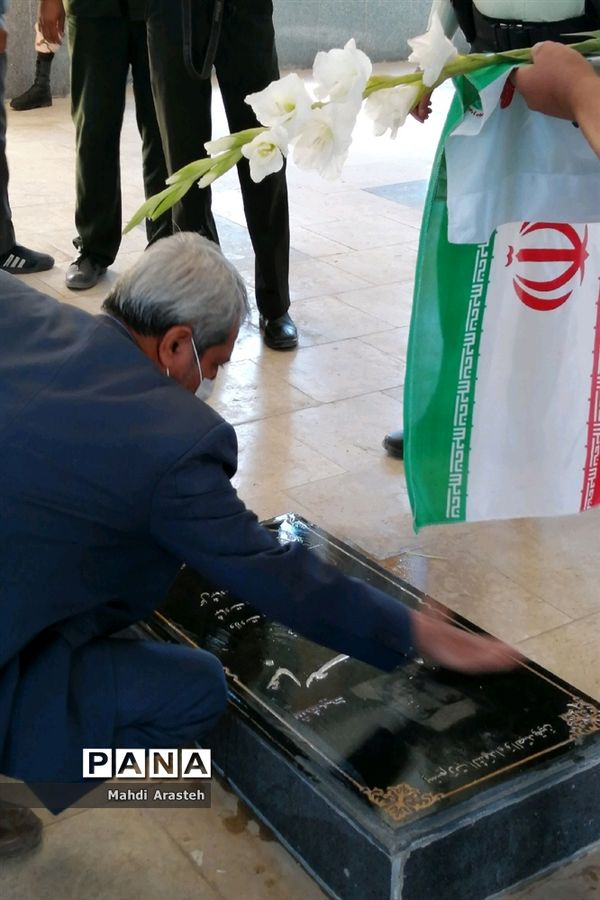 غبارروبی و عطر افشانی  گلزار مطهر شهدا درشهرستان خوسف استان خراسان جنوبی