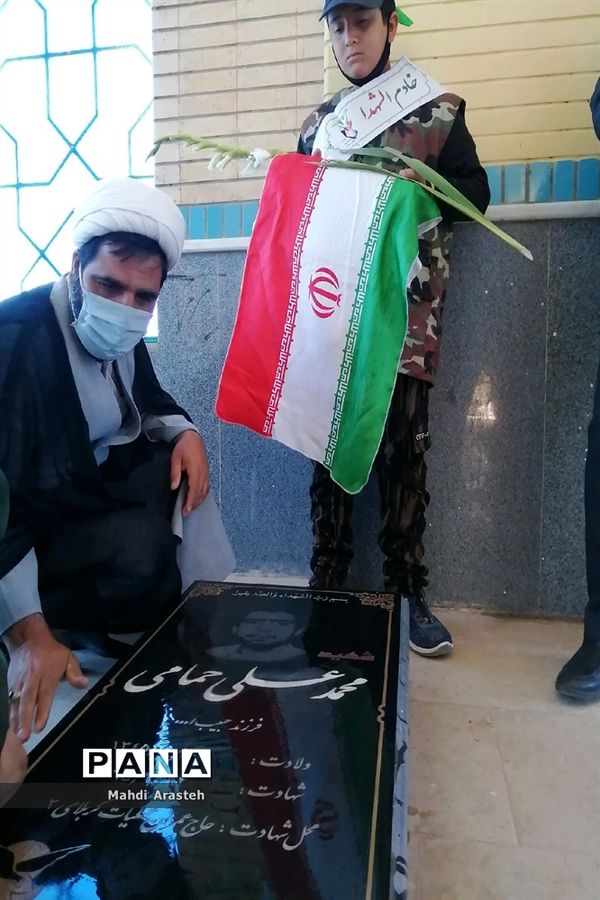 غبارروبی و عطر افشانی  گلزار مطهر شهدا درشهرستان خوسف استان خراسان جنوبی