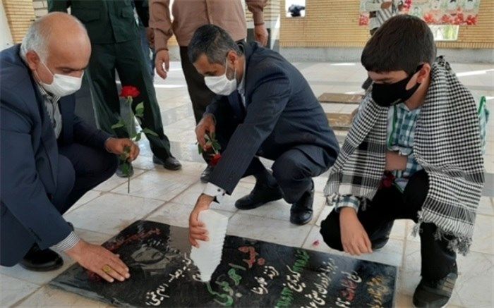 مراسم غبار روبی گل افشانی و تجدید میثاق با شهدای 8 سال دفاع مقدس شهر سعدآباد