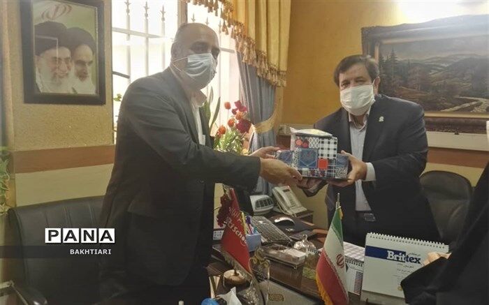 تجلیل گلشن از مدیر دبیرستان پیشتازان کامپیوتر ایران منطقه چهار