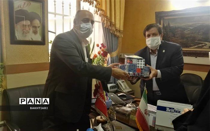 تجلیل گلشن از مدیر دبیرستان پیشتازان کامپیوتر ایران منطقه چهار