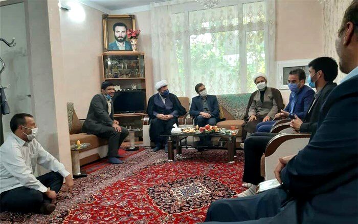 دیدار دادستان مرکز استان با خانواده شهید مجتبی رهبری