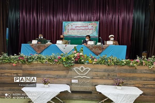 نشست صمیمی دانش‌آموزان بسیجی با  مسئولان شهرستان کاشمر در سالن شهید شهابیان کانون لقمان