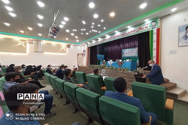 نشست صمیمی دانش‌آموزان بسیجی با  مسئولان شهرستان کاشمر در سالن شهید شهابیان کانون لقمان