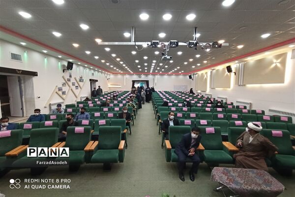 نشست صمیمی دانش‌آموزان بسیجی با  مسئولان شهرستان کاشمر در سالن شهید شهابیان کانون لقمان