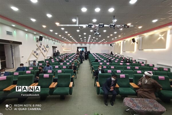نشست صمیمی دانش‌آموزان بسیجی با  مسئولان شهرستان کاشمر در سالن شهید شهابیان کانون لقمان