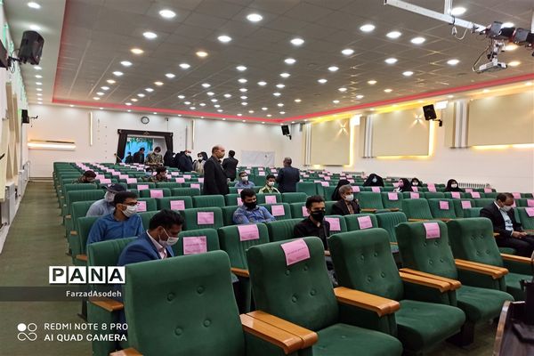 نشست صمیمی دانش‌آموزان بسیجی با  مسئولان شهرستان کاشمر در سالن شهید شهابیان کانون لقمان