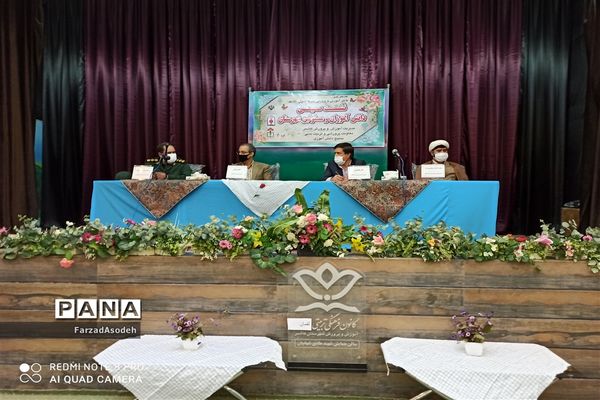 نشست صمیمی دانش‌آموزان بسیجی با  مسئولان شهرستان کاشمر در سالن شهید شهابیان کانون لقمان