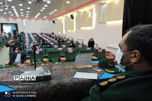 نشست صمیمی دانش‌آموزان بسیجی با  مسئولان شهرستان کاشمر در سالن شهید شهابیان کانون لقمان