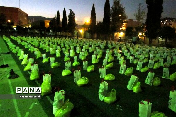 توزیع کمک‌های مومنانه بین نیازمندان توسط دانش‌آموزان شیرازی