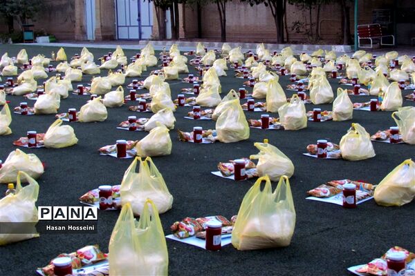 توزیع کمک‌های مومنانه بین نیازمندان توسط دانش‌آموزان شیرازی