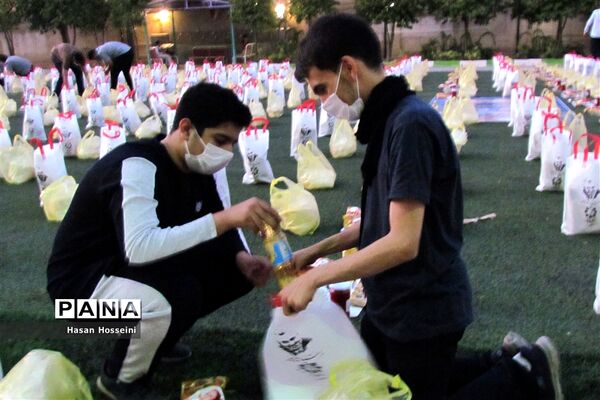 توزیع کمک‌های مومنانه بین نیازمندان توسط دانش‌آموزان شیرازی