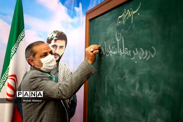 بازدید معاون پرورشی و فرهنگی وزارت آموزش و پرورش از نمایشگاه دفاع مقدس