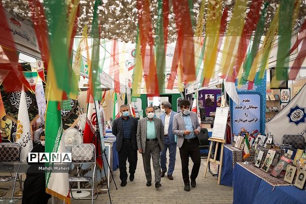 بازدید معاون پرورشی و فرهنگی وزارت آموزش و پرورش از نمایشگاه دفاع مقدس