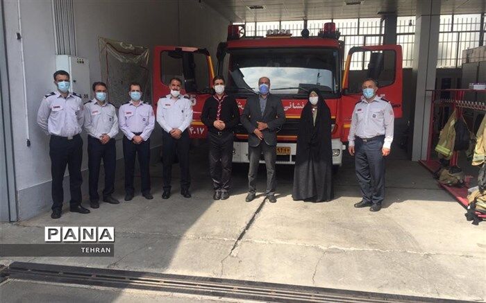 تجلیل سازمان دانش آموزی منطقه چهار از جان بر کفان ایستگاه 17 آتش نشانی