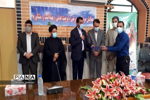 تجلیل از معاونان، مربیان پرورشی، مشاوران و سرگروه‌های درس تفکر و سبک زندگی بندر ریگ