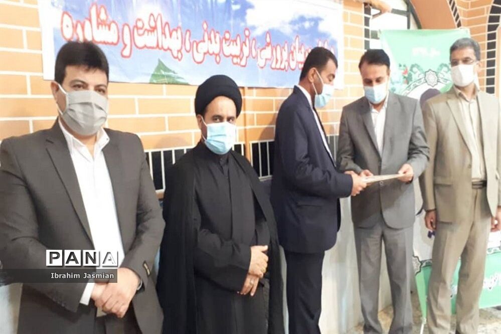 تجلیل از معاونان، مربیان پرورشی، مشاوران و سرگروه‌های درس تفکر و سبک زندگی بندر ریگ