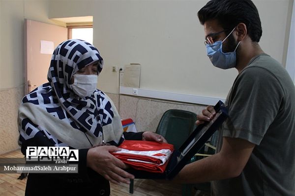 ادای احترام به پرچم  گنبد امام حسین(ع)