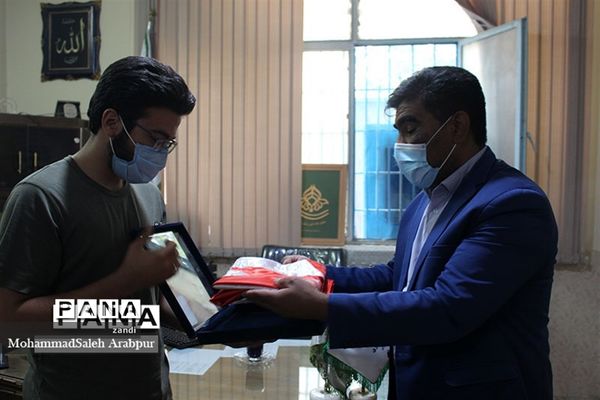 ادای احترام به پرچم  گنبد امام حسین(ع)