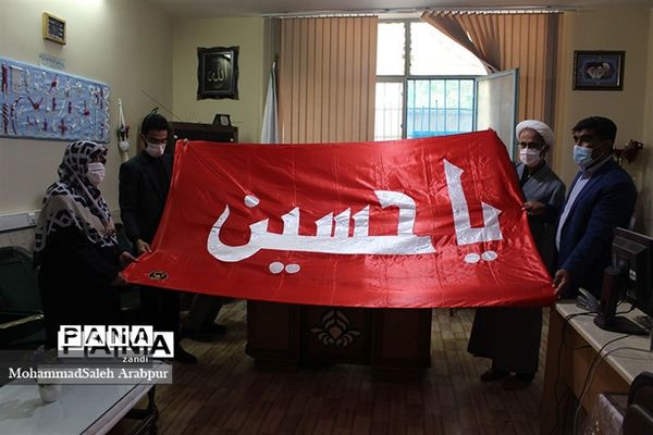 ادای احترام به پرچم  گنبد امام حسین(ع)