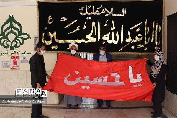 ادای احترام به پرچم  گنبد امام حسین(ع)