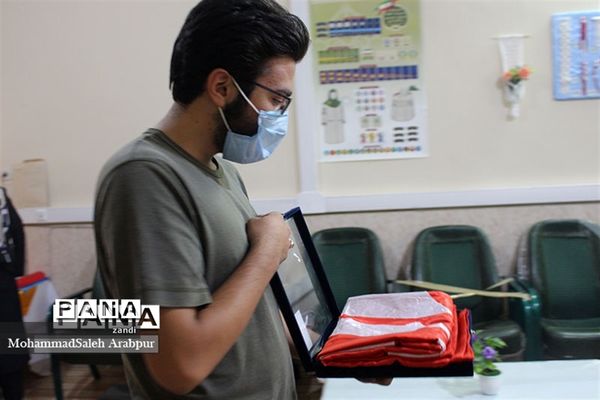 ادای احترام به پرچم  گنبد امام حسین(ع)