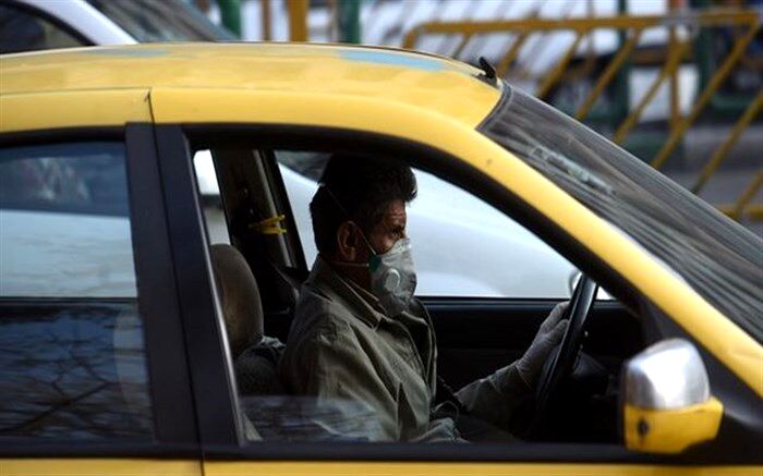 توزیع ماسک رایگان بین تاکسیرانان تبریز و ضد عفونی تاکسی ها
