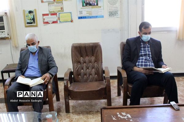 جلسه قرآن و تفسیر بین کارکنان اداره  حراست و اداره قرآن ، نماز و عترت آموزش و پرورش استان بوشهر