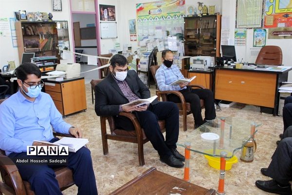 جلسه قرآن و تفسیر بین کارکنان اداره  حراست و اداره قرآن ، نماز و عترت آموزش و پرورش استان بوشهر