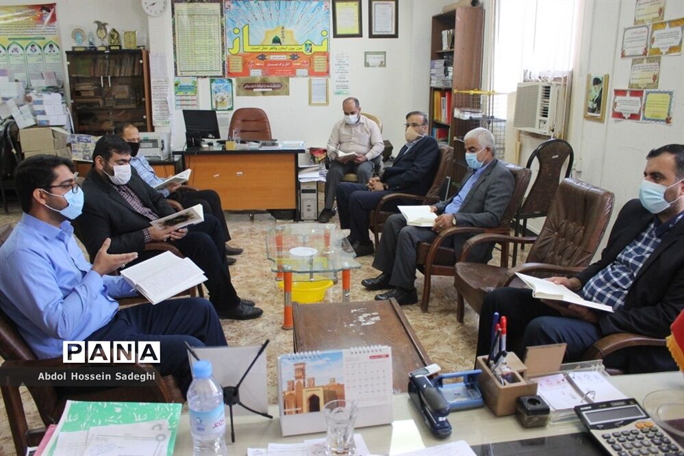 جلسه قرآن و تفسیر بین کارکنان اداره  حراست و اداره قرآن ، نماز و عترت آموزش و پرورش استان بوشهر