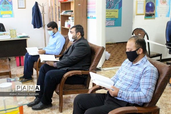 جلسه قرآن و تفسیر بین کارکنان اداره  حراست و اداره قرآن ، نماز و عترت آموزش و پرورش استان بوشهر