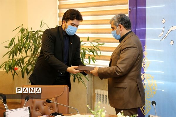 دیدار نمایندگان مجلس دانش‌آموزی و اعضای هیات رئیسه شورای دانش‌آموزی با مدیرکل آموزش و پرورش  البرز