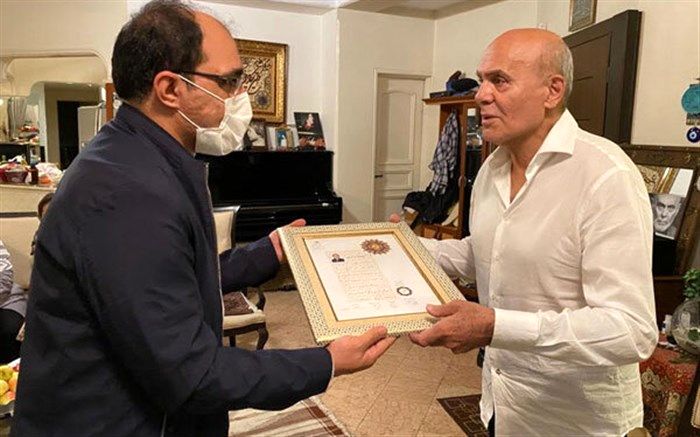 جمشید هاشم‌پور نشان درجه یک هنری گرفت