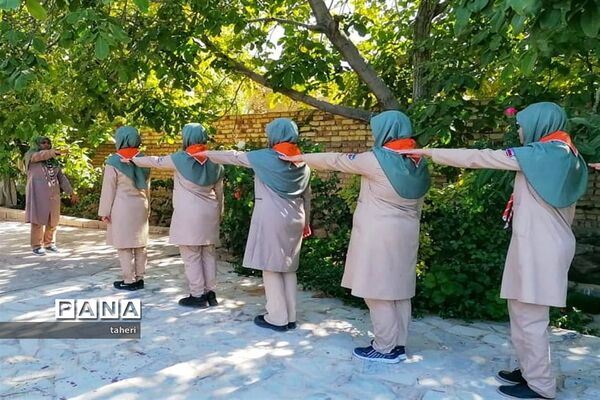 بازدید رئیس سازمان دانش‌آموزی فارس از فعالیت‌های پیشتازان در نی ریز