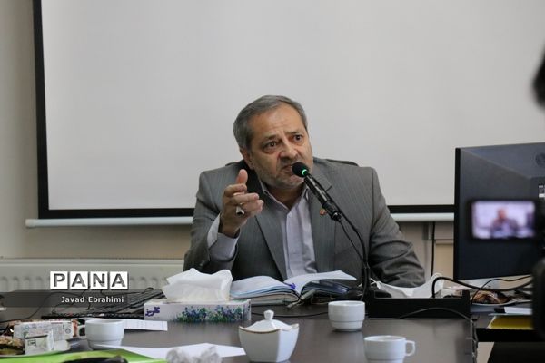 نشست معاون پرورشی  با  کارشناسان حوزه امور تربیتی، مشاوره و مراقبت در برابر آسیب‌های اجتماعی خراسان رضوی