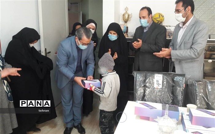 اهدای 8 دستگاه تبلت به دانش‌آموزان توسط همکاران و خیرین دبستان دهخدا منطقه 18