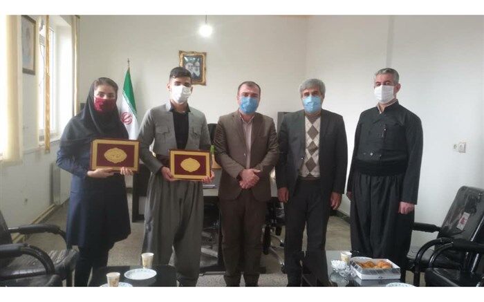 اعطای اعتبار نامه مجلس دانش آموزی به نمایندگان مجلس دانش آموزی در شهرستان بانه