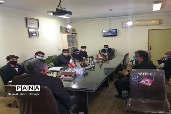 نشست توجیهی و آشنایی اعضای هیات رئیسه مجلس دانش‌آموزی با مدیر آموزش و پرورش کازرون