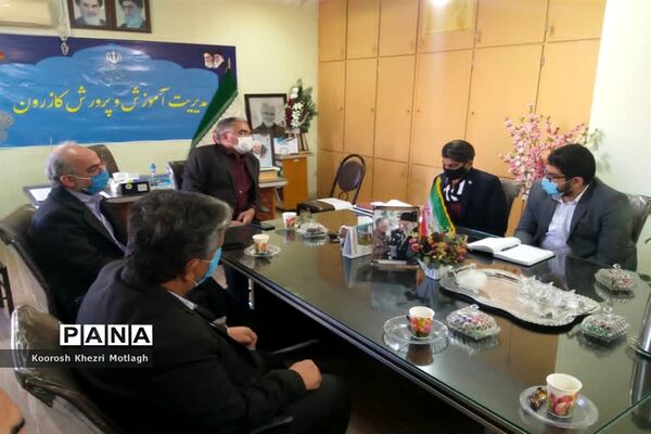 نشست توجیهی و آشنایی اعضای هیات رئیسه مجلس دانش‌آموزی با مدیر آموزش و پرورش کازرون