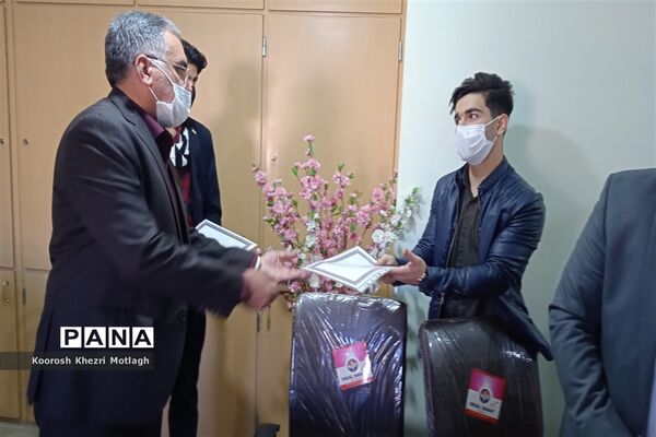 نشست توجیهی و آشنایی اعضای هیات رئیسه مجلس دانش‌آموزی با مدیر آموزش و پرورش کازرون