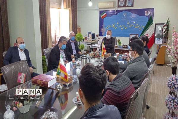 نشست توجیهی و آشنایی اعضای هیات رئیسه مجلس دانش‌آموزی با مدیر آموزش و پرورش کازرون