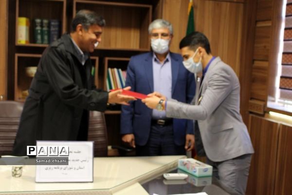 اعطای اعتبارنامه و حکم مشاوردانش آموزی به رئیس جدید مجلس دانش آموزی کهگیلویه و بویراحمد