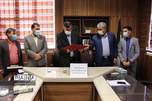 اعطای اعتبارنامه و حکم مشاوردانش آموزی به رئیس جدید مجلس دانش آموزی کهگیلویه و بویراحمد