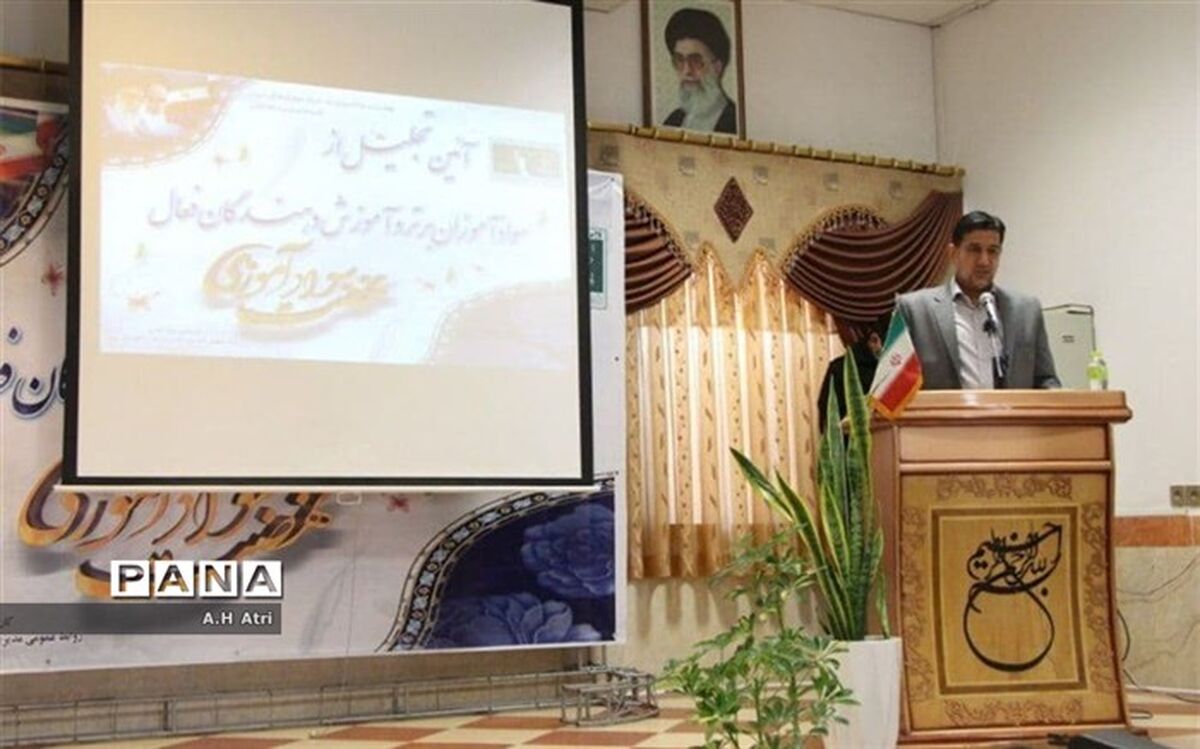 سوادآموزان برتر پیشوایی تقدیر شدند