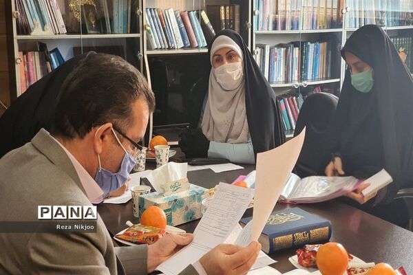 بازدید ناظرین استانی از فعالیت‌های آموزشی بهارستان یک