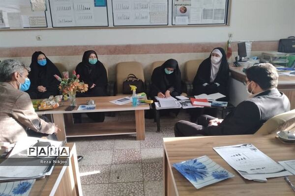 بازدید ناظرین استانی از فعالیت‌های آموزشی بهارستان یک