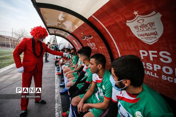 دیدار تیم های فوتبال هنرمندان و کودکان کار