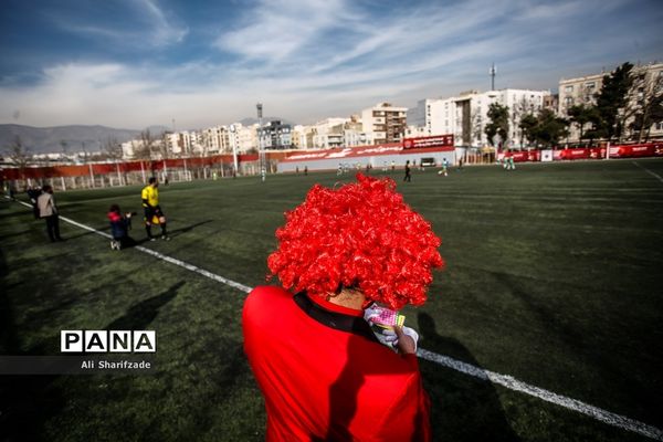 دیدار تیم های فوتبال هنرمندان و کودکان کار