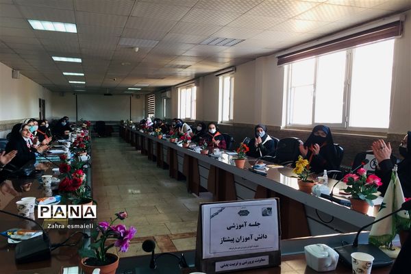 جلسه آموزشی دانش‌آموزان پیشتاز در قرچک